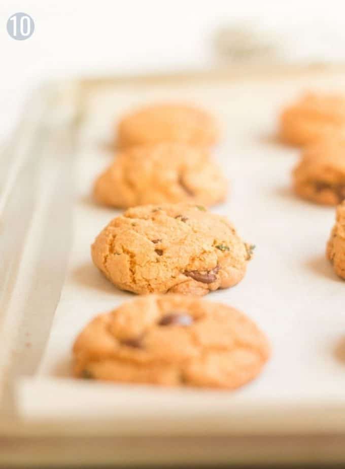 A baking sheet with cookies on it