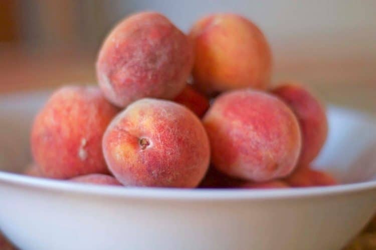 A bowl of peaches