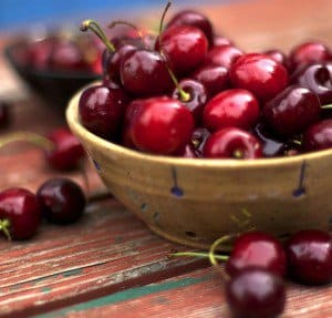 A bowl of bing cherries