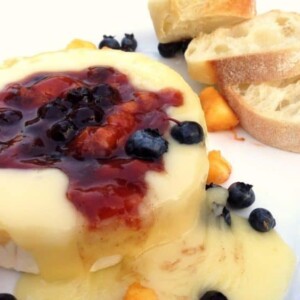 Bread and brie cheese on a plate