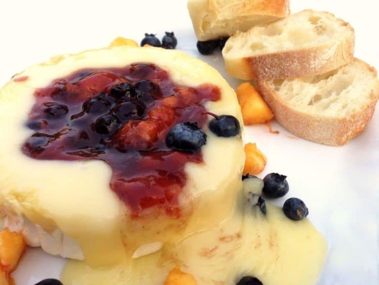 Bread and brie cheese on a plate