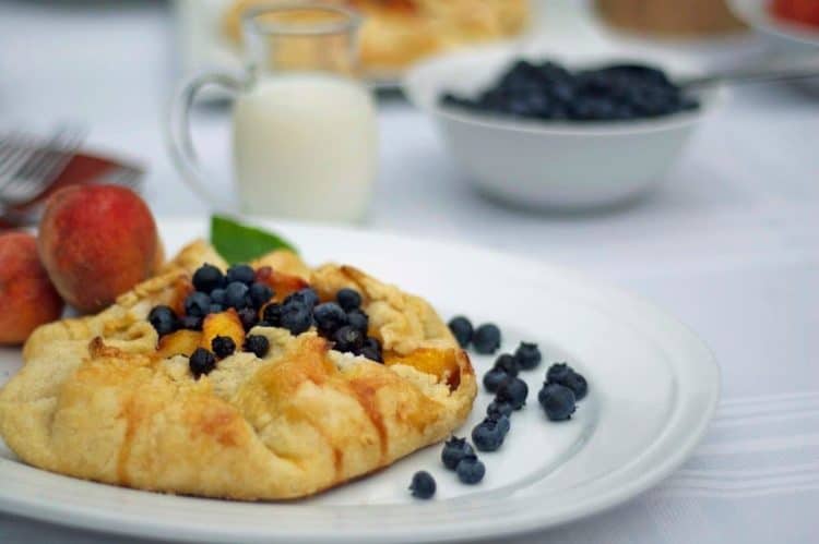 A plate of fruit tart.