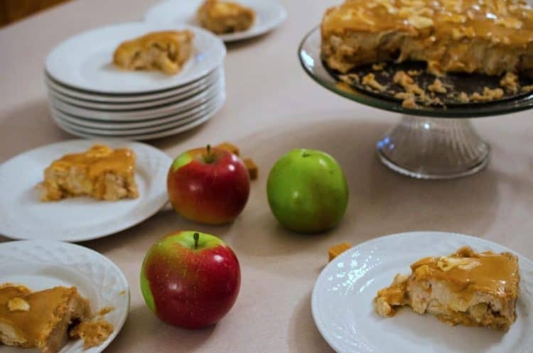 Caramel apple cheesecake with extra apples.