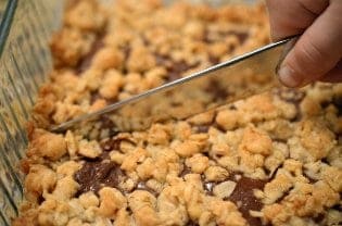 Nutella oatmeal crumb bars being cut