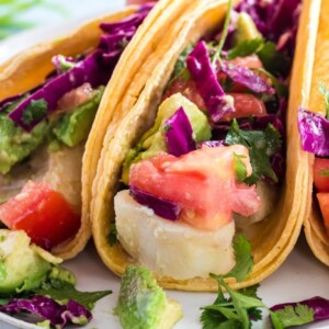 plate of fish tacos.