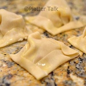 Makkng wonton ravioli