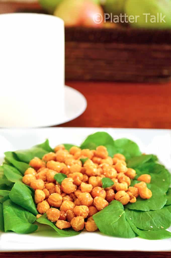A close up of a pile of crispy chickpeas