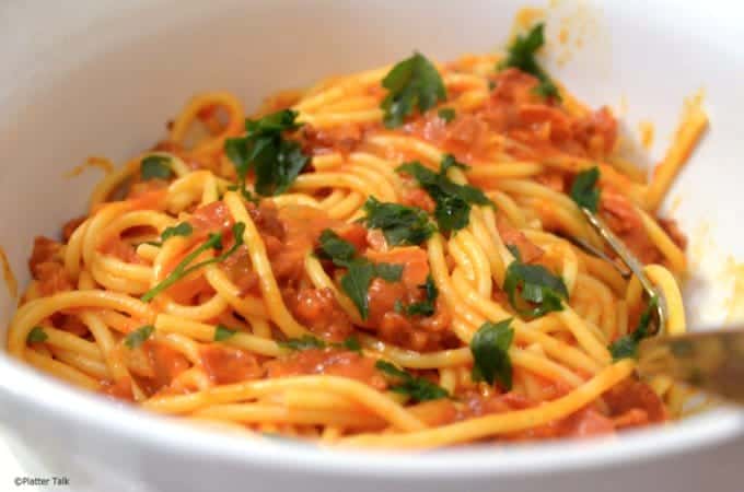 A bowl filled with pasta and vegetables 