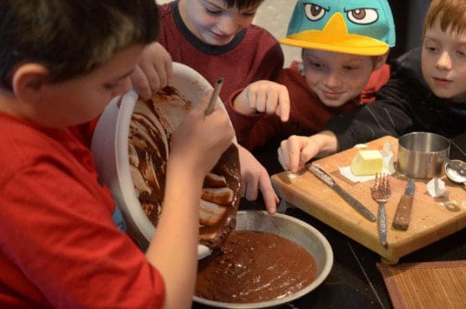 three kids baking a torta