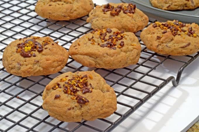 a bunch of cookies on a cooling rack