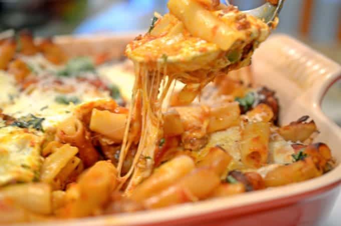 A close up of a baked pasta dish.