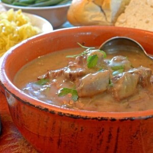 A bowl of beef tips.