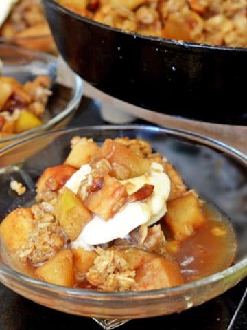 A bowl of apple crisp desseert