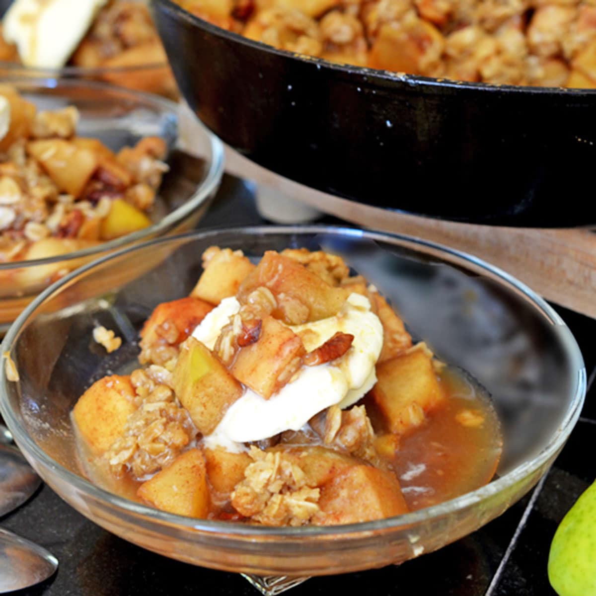 A bowl of apple crisp desseert