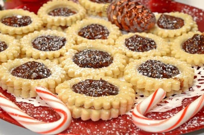 A plate of jam sandwich cookies.