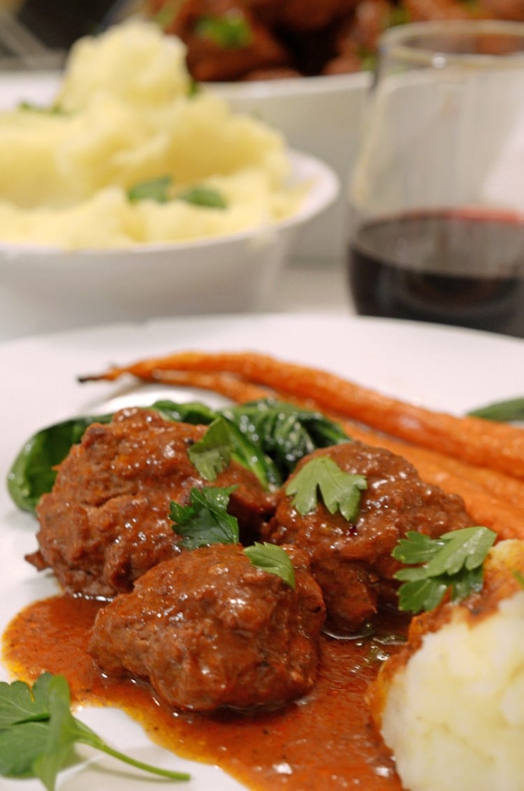 Platr of meatballs with carrots and pottoes.