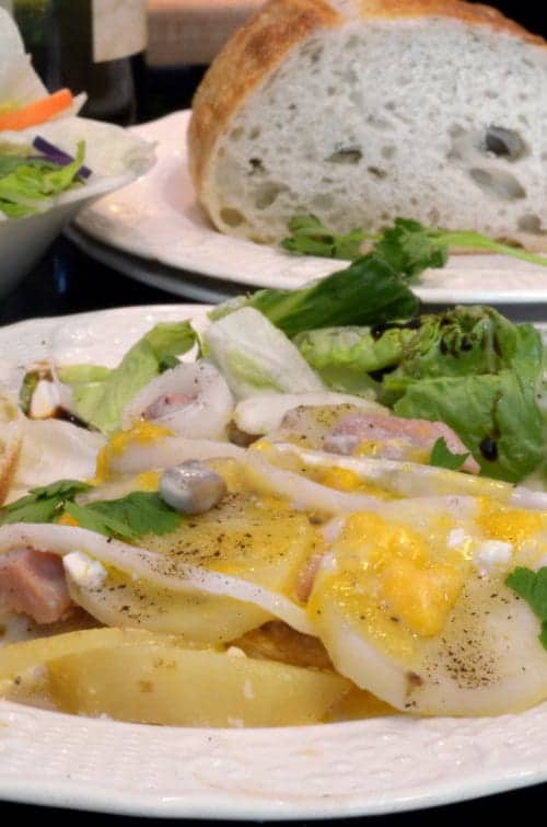 Try this family meal of Slow Cooker Cheesey Scalloped Potatoes & Ham tonight!