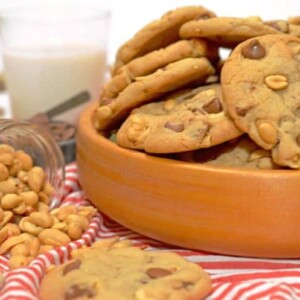 A bowl of cookies