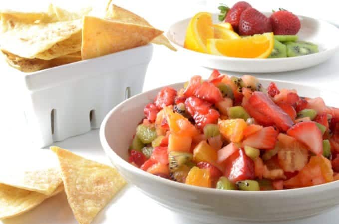 A bowl of fruit salsa with cips