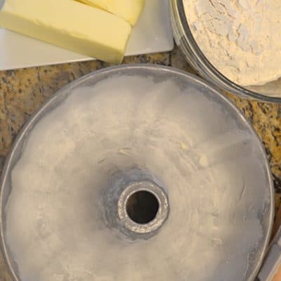 Learn how to grease a cake pan from Platter Talk.