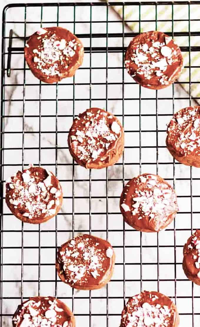 a bunch of cookies on a cooling rack