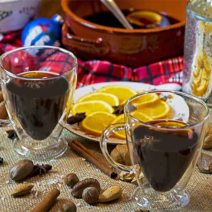 https://www.plattertalk.com/wp-content/uploads/2018/12/Mulled-Sangria-sq-680.jpg