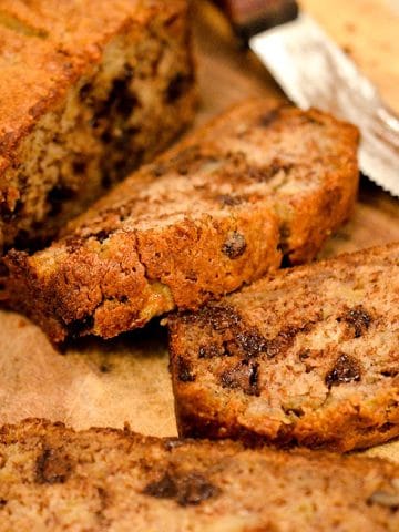 Slices of banana bread on a cutting baord.