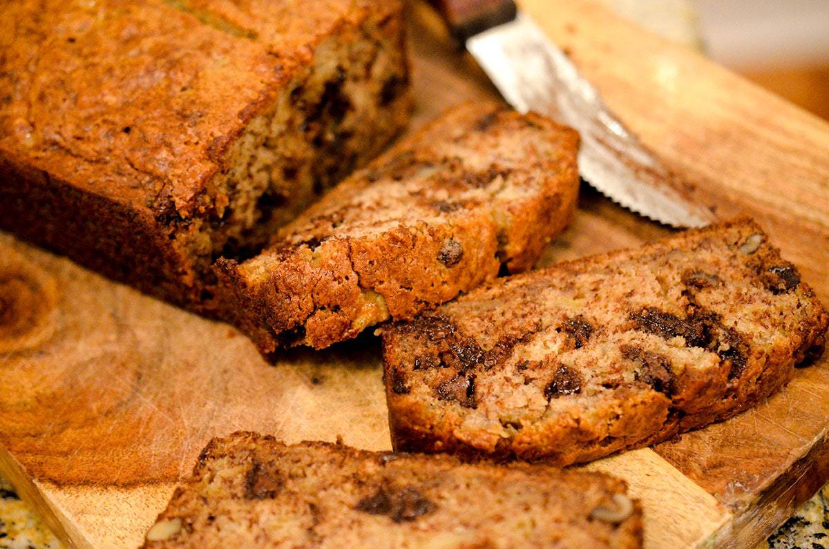 Slices of banana bread on a cutting baord.