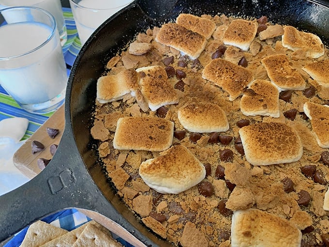 A skillet of s\'mores brownies