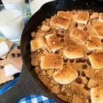 A skillet of s'mores brownies.