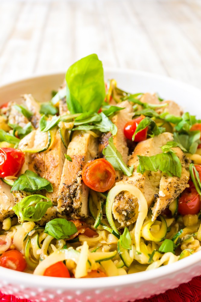 A bowl of chicen and zoodles on a plate