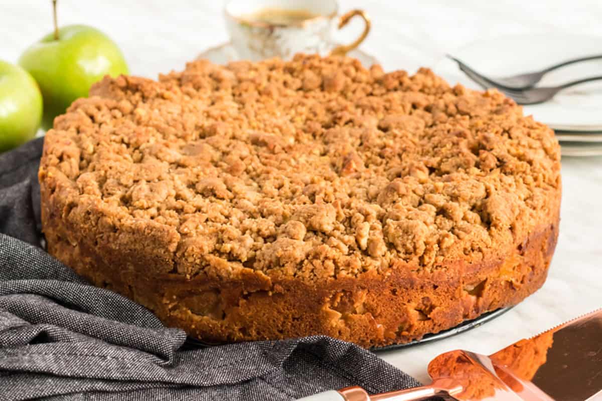 An apple buckle covered in streusel