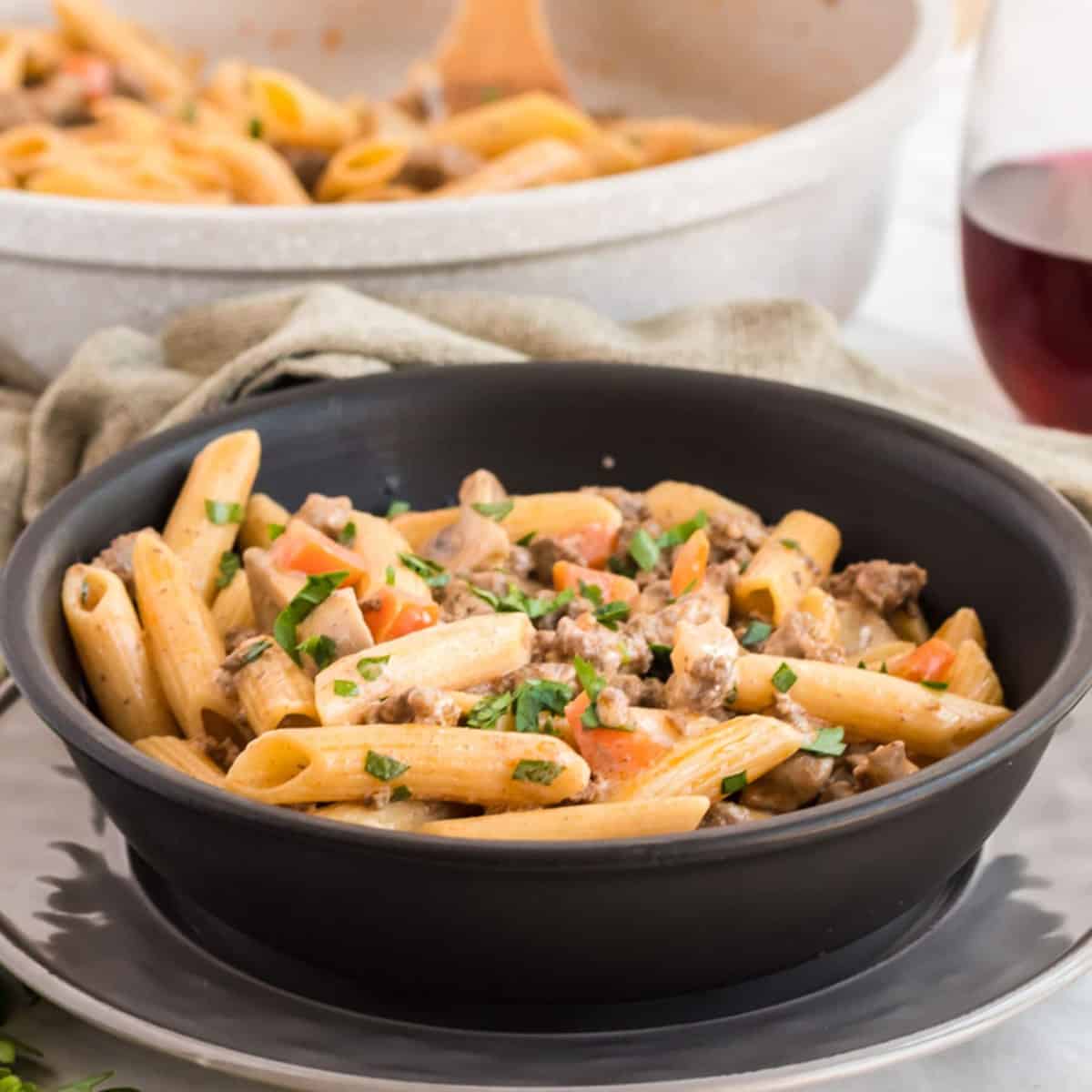 Hamburger stroganoff in a skill;et