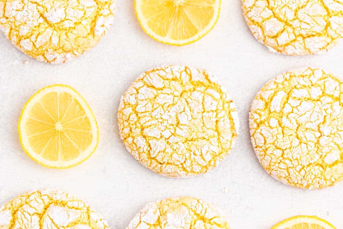 A bunch of lemon cookies with lemon slices.