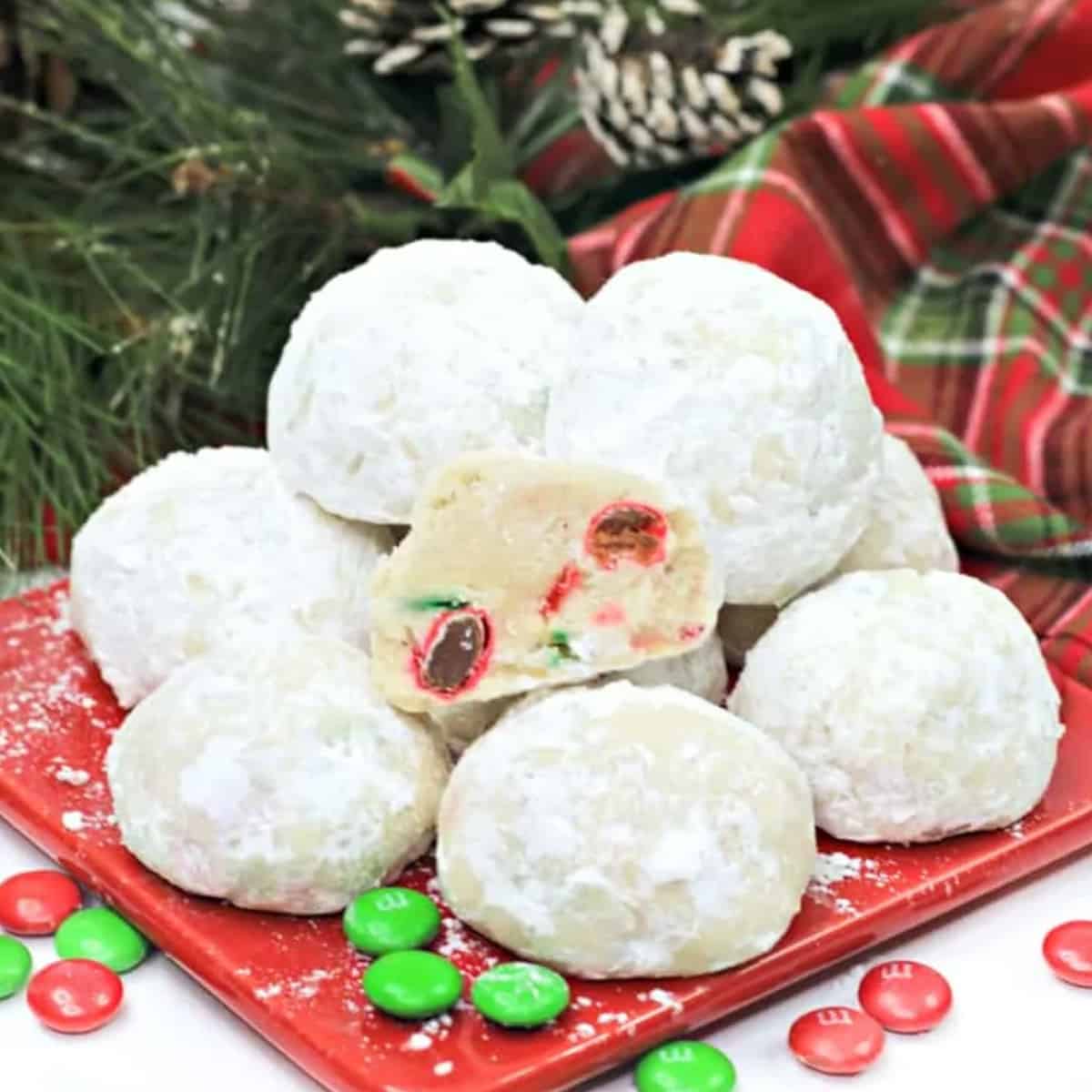 A plate of snowball Christmas cookies.