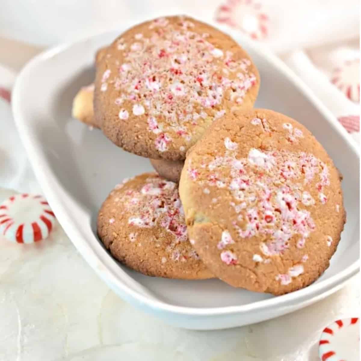 A plate of peppermint cookies with peppermint candies.