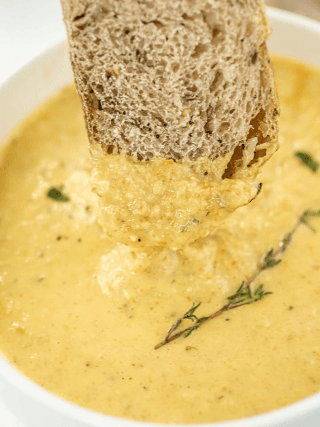 Low Carb Cauliflower Soup with Roasted Garlic