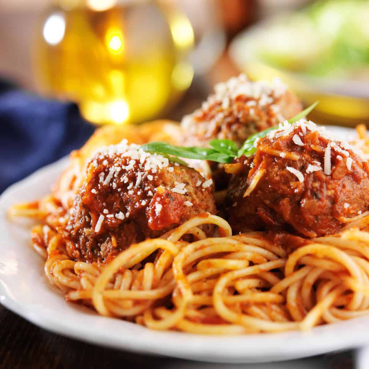 A plate of spaghetti and meatballs.