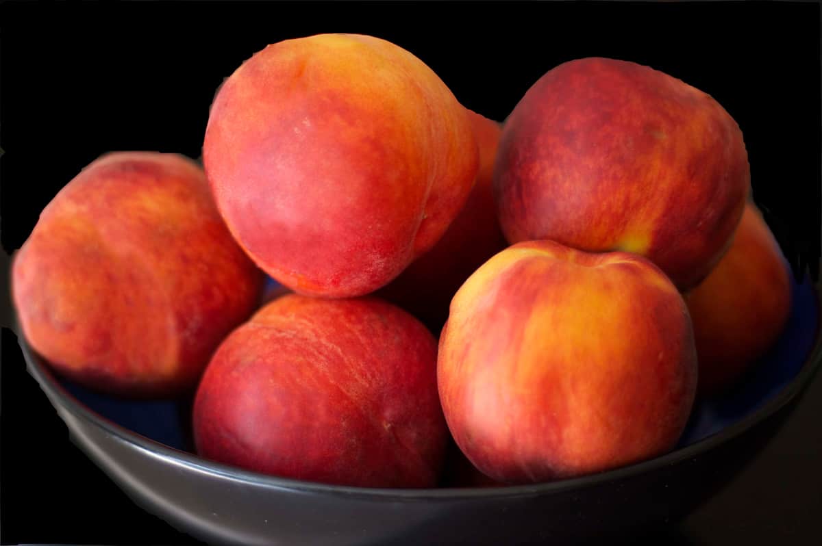 A bowl of peaches.